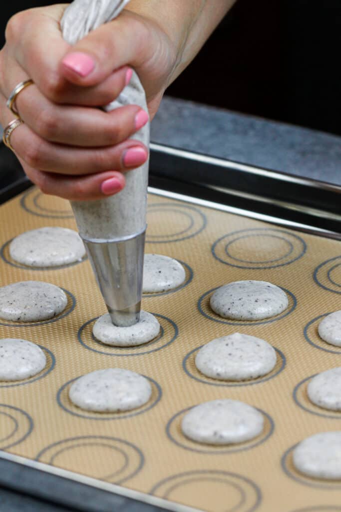 法式曲奇和奶油马卡龙被吹到垫子上的画面