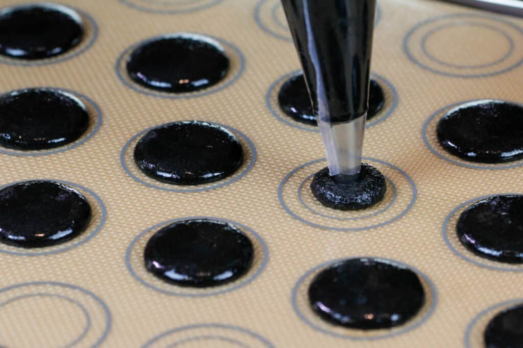 黑巧克力马卡龙的形象被管道上silpat垫