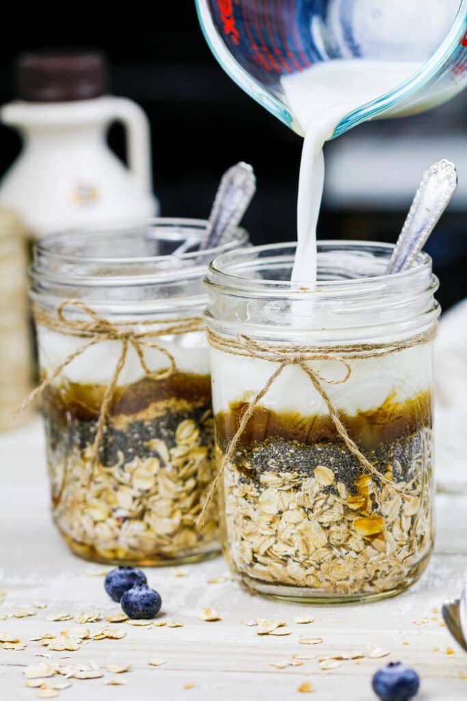 梅森罐子中成分的图像使枫木过夜燕麦