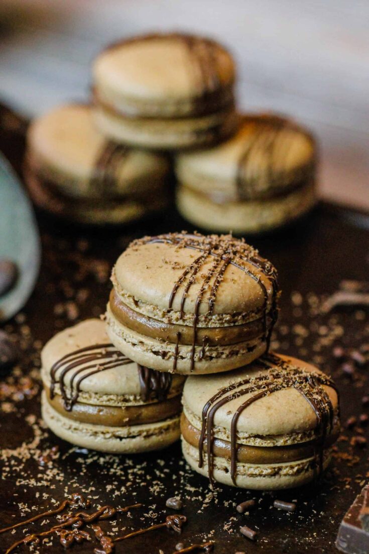 用熔化巧克力装饰的法国巧克力macarons的图象熔化巧克力