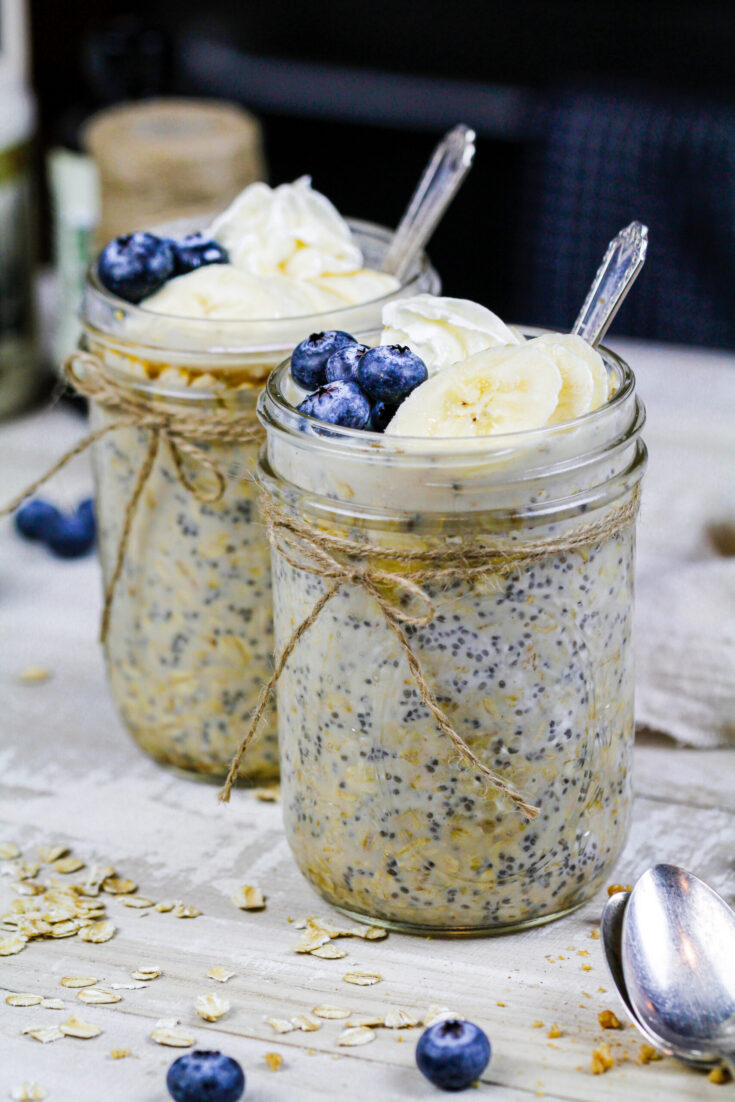 用可爱的梅森罐子制成的枫木橡树的图像，上面放有新鲜水果