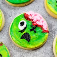 用软奶油奶酪饼干和自制奶油糖霜制成的僵尸饼干的图像