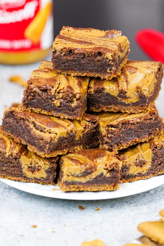 堆积在盘子上的饼干布朗尼的图像