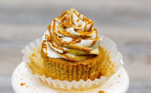 Biscoff杯形蛋糕的图象做与曲奇饼黄油结霜和红糖桂香杯形蛋糕