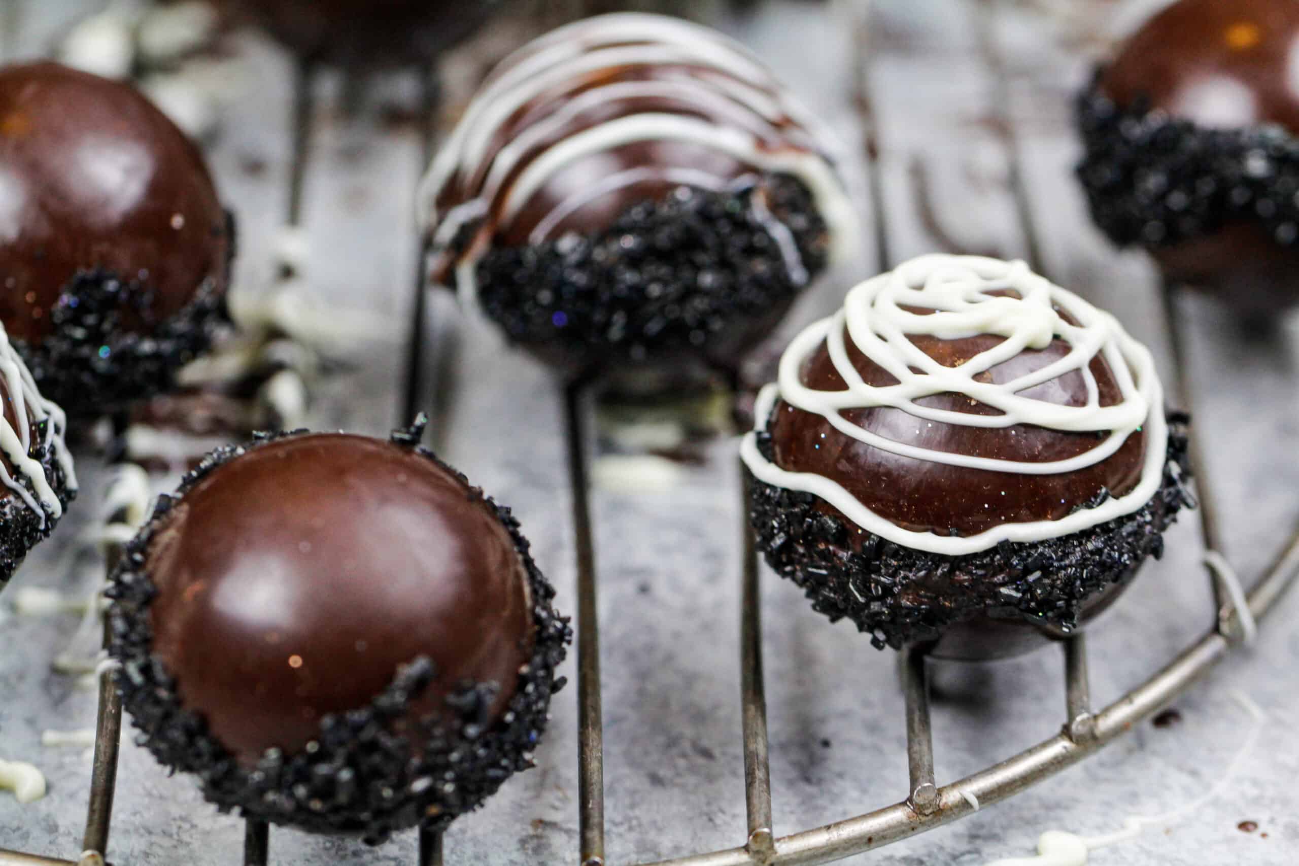 热巧克力炸弹的图象用俏丽的洒和白色巧克力装饰