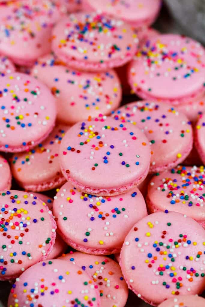 生日蛋糕macarons的图象在板材堆积