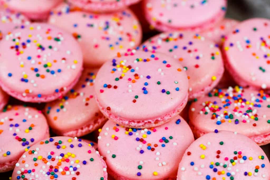 生日蛋糕macarons的图象在板材堆积