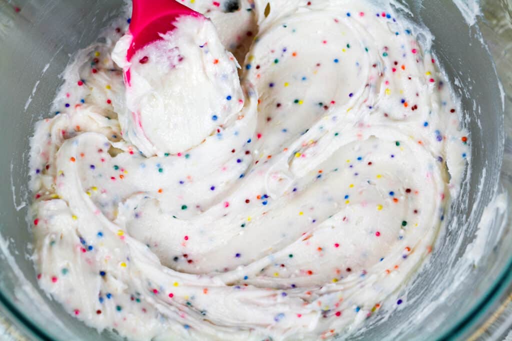 生日蛋糕上的糖霜可以用来填充生日蛋糕马卡龙