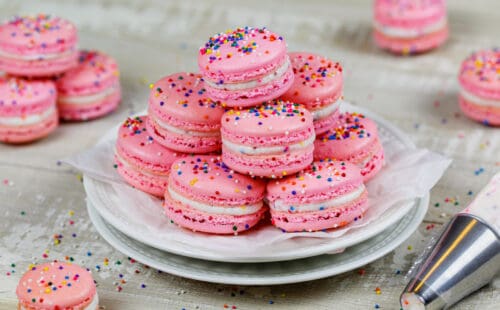 生日蛋糕macarons的图象在板材堆积