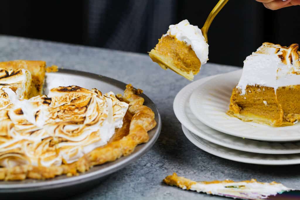 被切入的睫毛糖南瓜饼切片的图象显示它是多么奶油