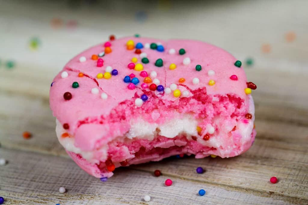 一个被咬的生日蛋糕马卡龙的图像