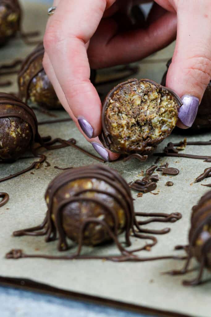 花生酱燕麦片的图像，该球被咬伤以显示其柔软耐嚼的质地