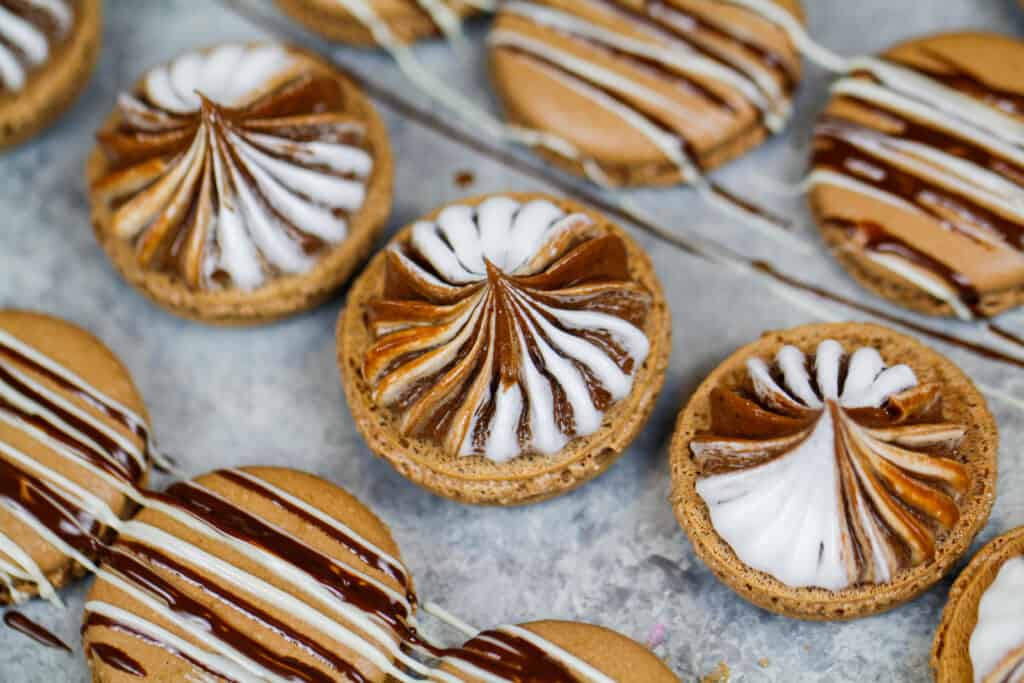 热的可可粉的图象充满蛋白软糖和热的可可粉蝴蝶