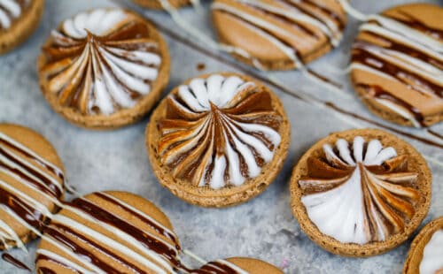 热的可可粉的图象充满蛋白软糖和热的可可粉蝴蝶