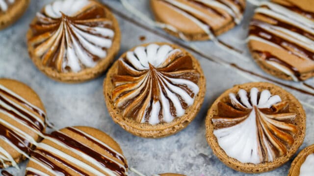 热的可可粉的图象充满蛋白软糖和热的可可粉蝴蝶