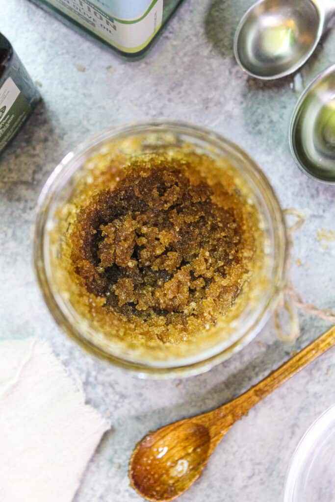 红糖磨砂膏在玻璃瓶里