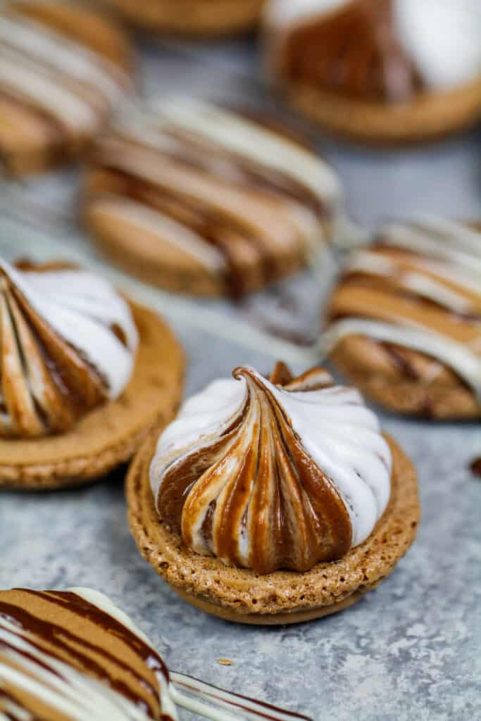 热的可可粉的图象充满蛋白软糖和热的可可粉蝴蝶