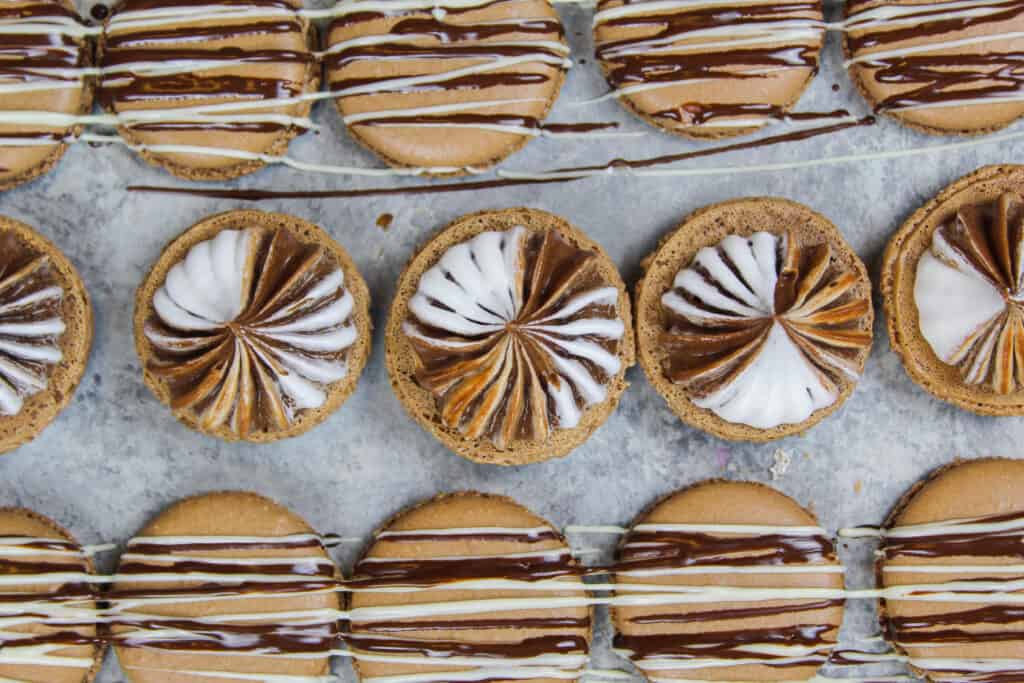 热巧克力macarons的图象充满蛋白软糖和热巧克力乳酪