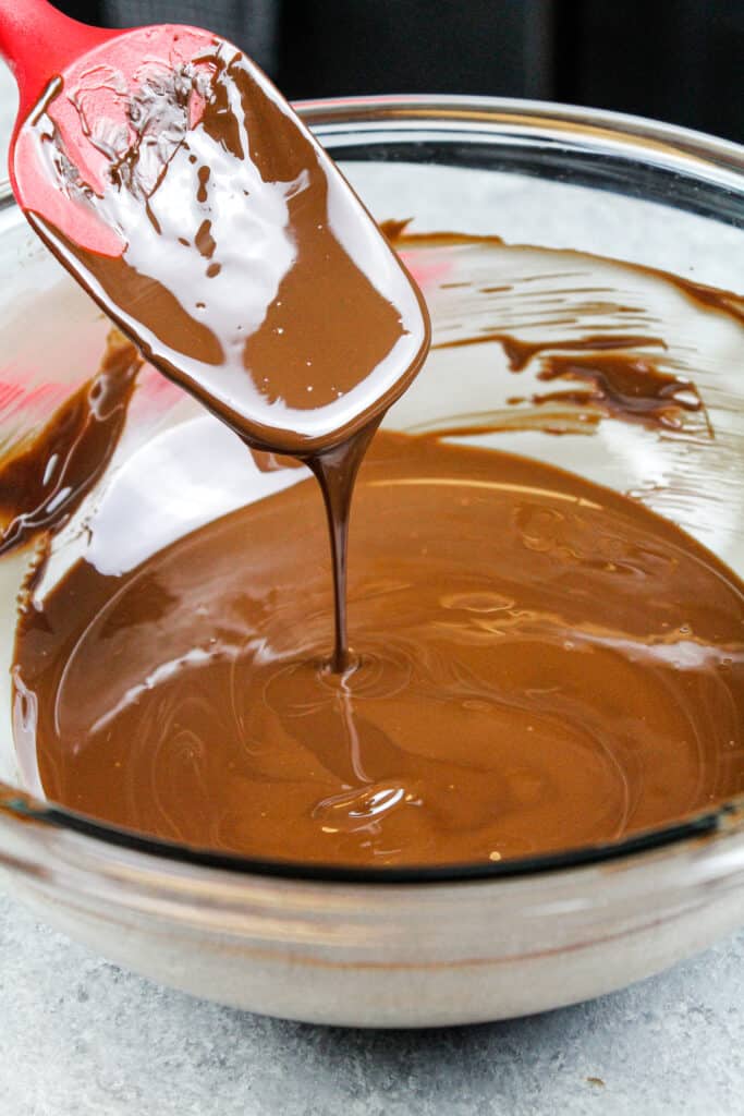 黑巧克力的图像在微波炉中慢慢融化，制作热巧克力炸弹