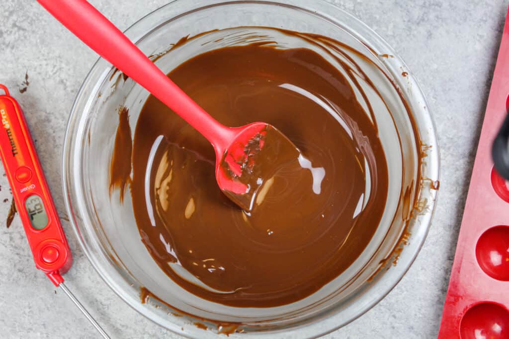 黑巧克力的图像在微波炉中慢慢融化，制作热巧克力炸弹