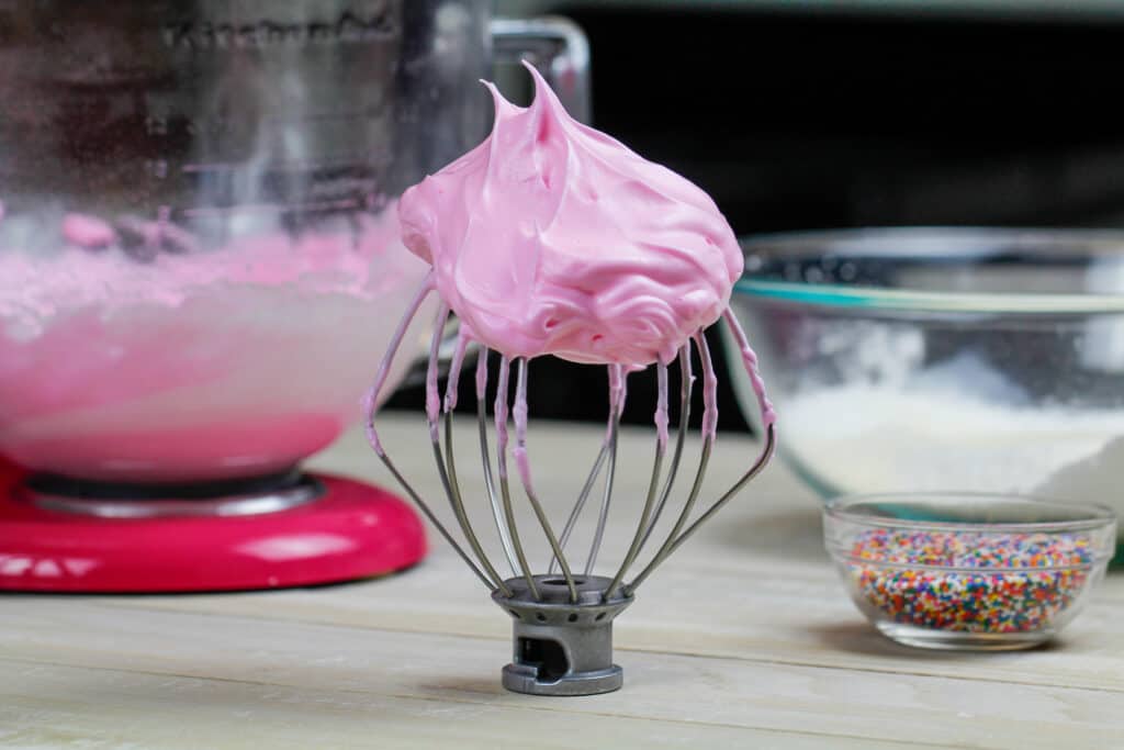 形象的法国酥皮的颜色与粉红色的凝胶食用色素