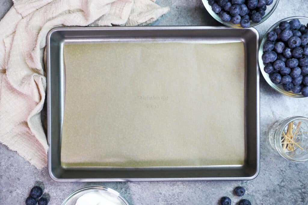 图像的一排烤盘准备制作冰冻酸奶蓝莓