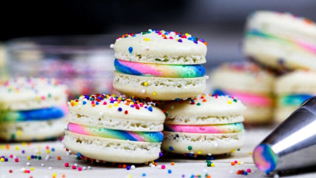 在板材堆积的彩虹macarons的图象