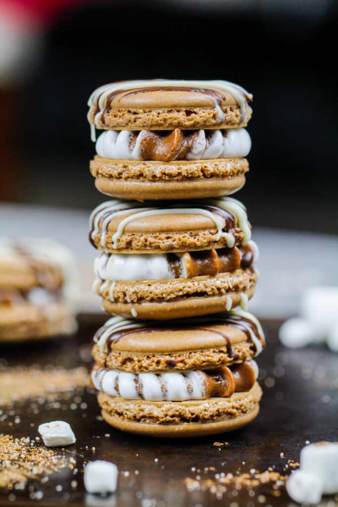 热的可可粉的图象充满巧克力和蛋白软糖buttercream