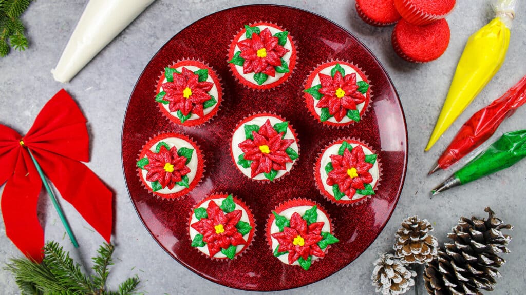 一杯蛋糕的图像放在节日的红色蛋糕架上