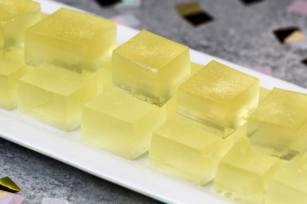 用伏特加和香槟制作的香槟果冻镜头的图像