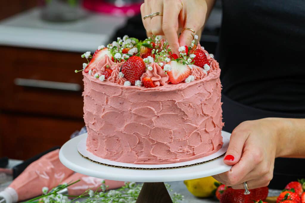 香草草莓蛋糕的图象与香草蛋糕层和草莓奶油的