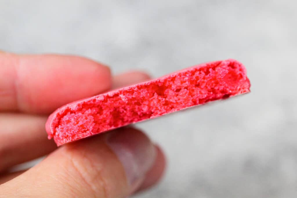 适当烘烤的法国马卡龙贝壳的图像已满