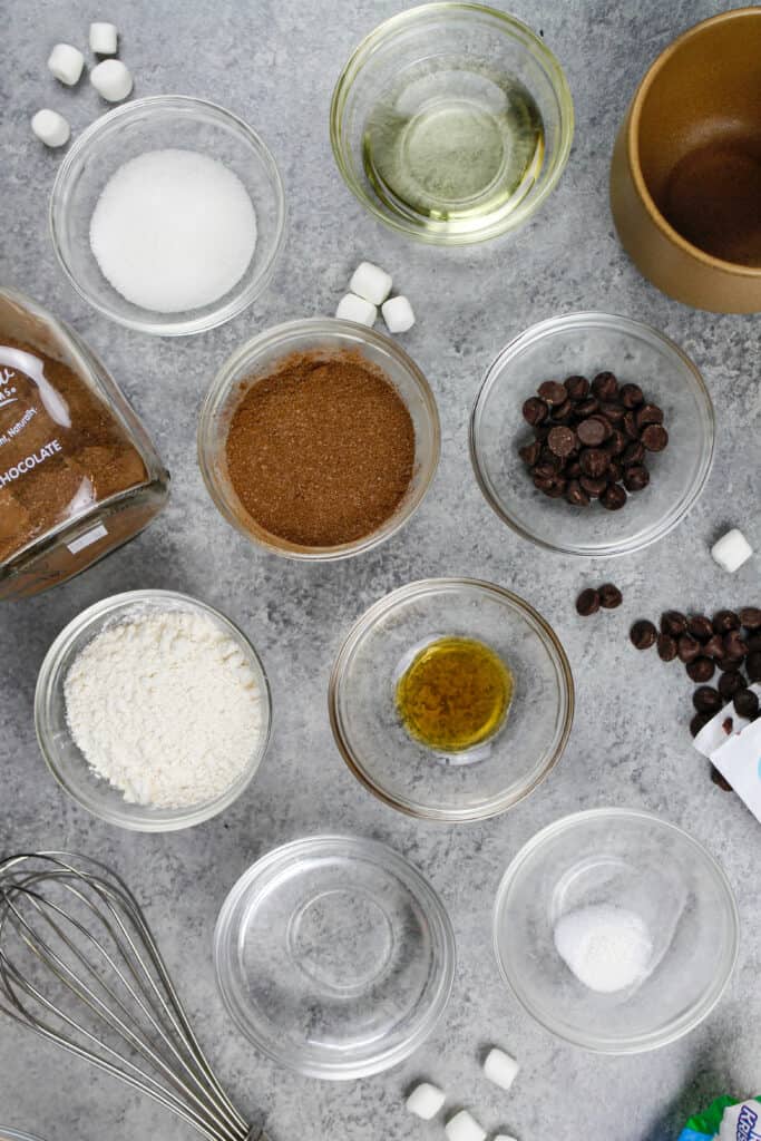 材料摆放在柜台的形象做一个热可可杯子蛋糕