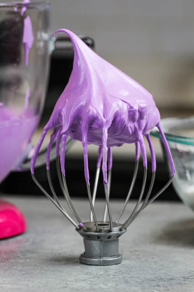 法国蛋白酥皮的形象被紫色与凝胶食物着色，使薰衣草macarons