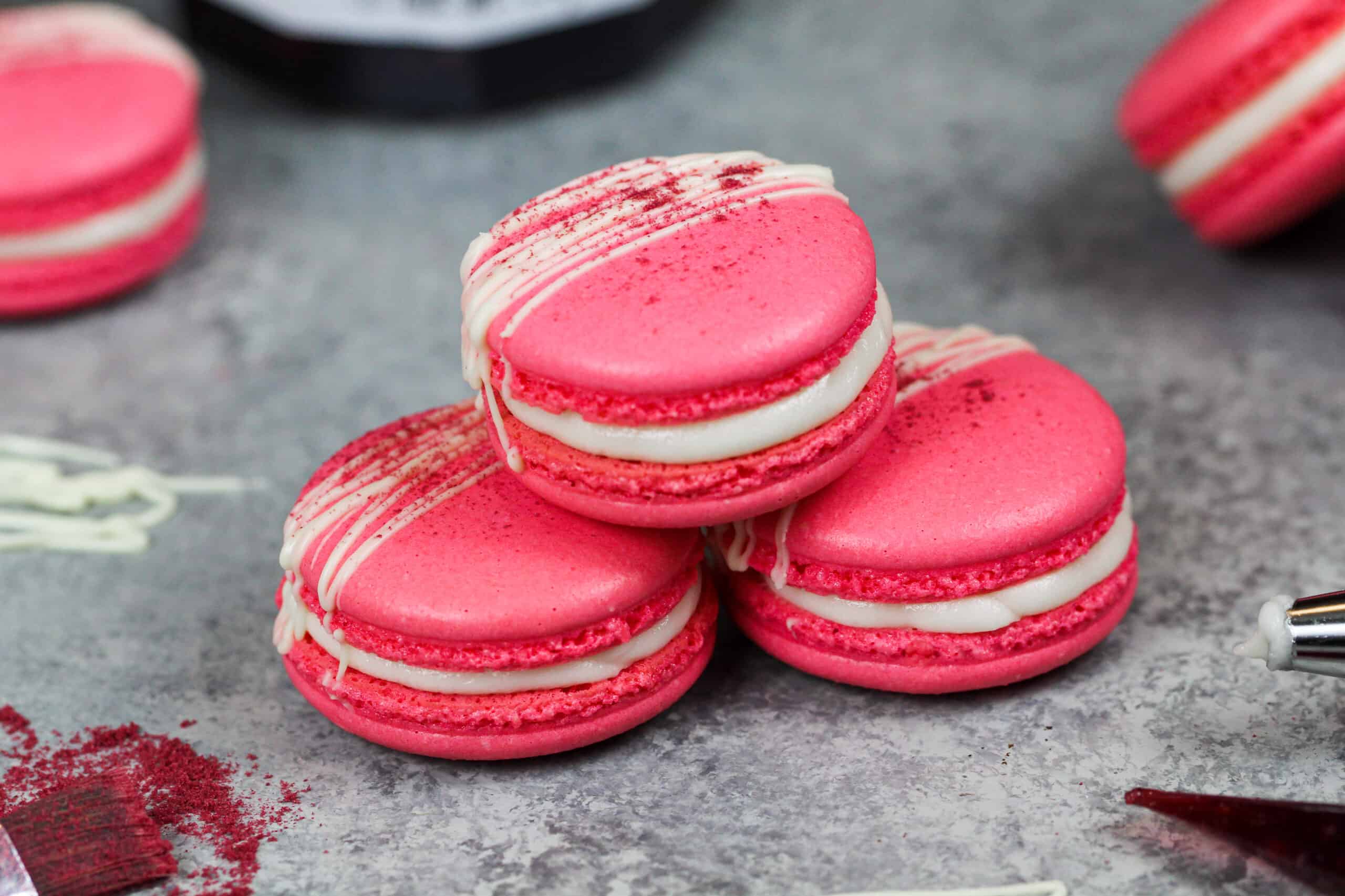 法国覆盆子马卡龙的形象,充满了覆盆子果酱和奶油乳酪和下毛毛雨用白巧克力作为装饰