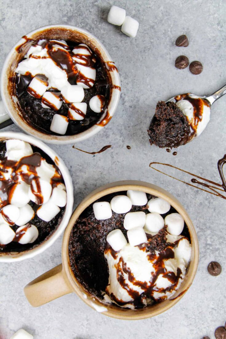 用匙舀出热可可杯子蛋糕的形象来展示湿润松软的蛋糕