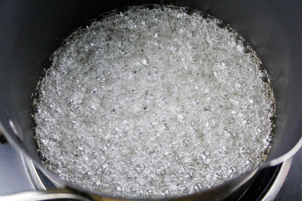 煮沸的糖和水的图象制造糖碎片或糖玻璃