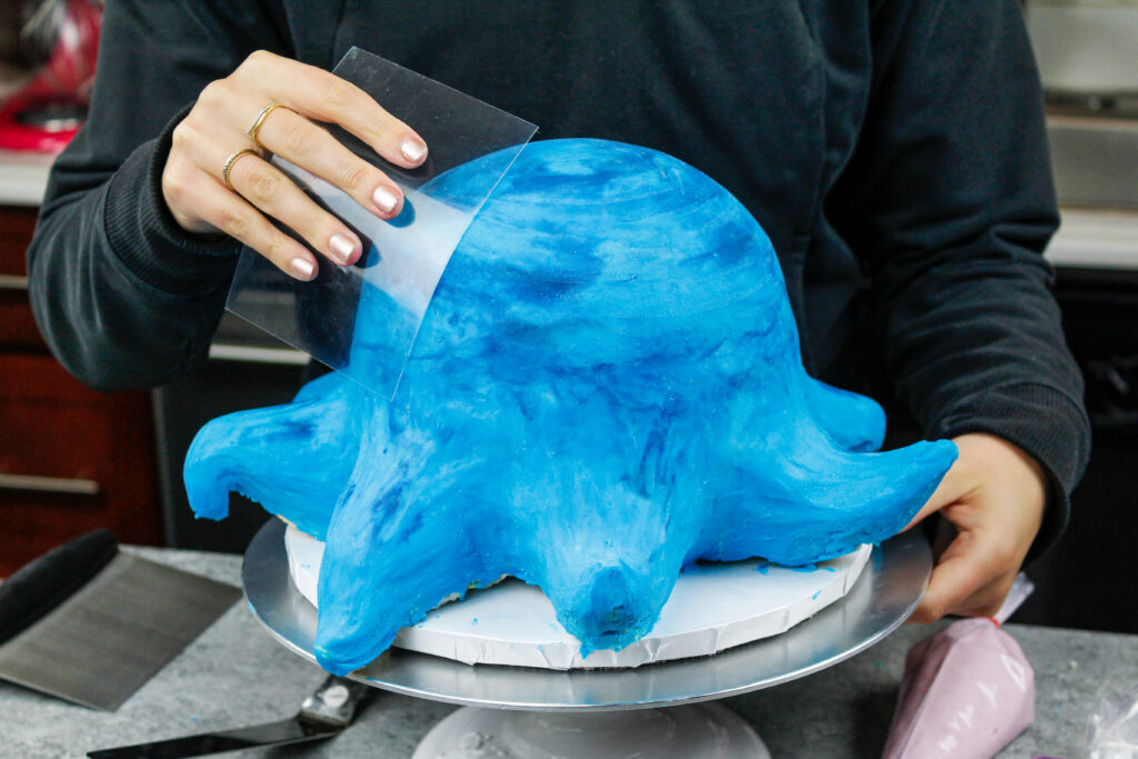 图片中的章鱼蛋糕被霜和平滑使用醋酸酯片