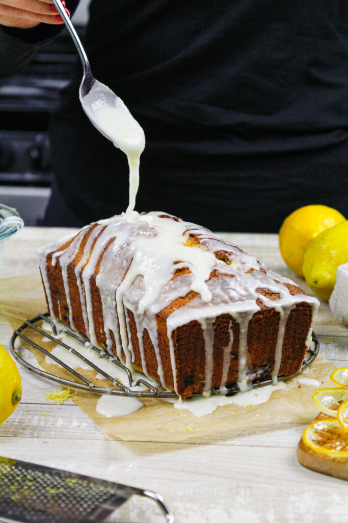 柠檬釉的图象在黑莓面包里淋上了