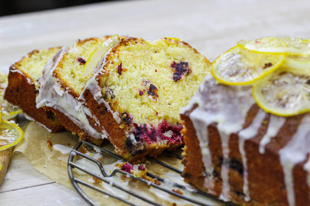 切片黑莓柠檬面包淋上柠檬汁，上面还撒上柠檬糖