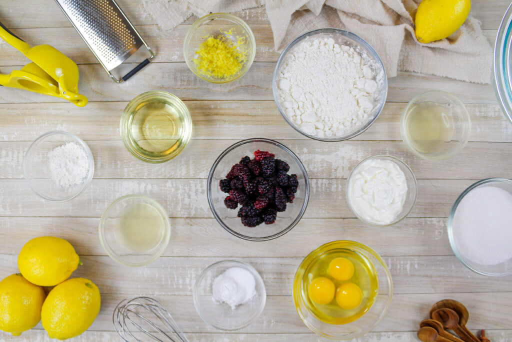 制作黑莓面包蛋糕的配料图片