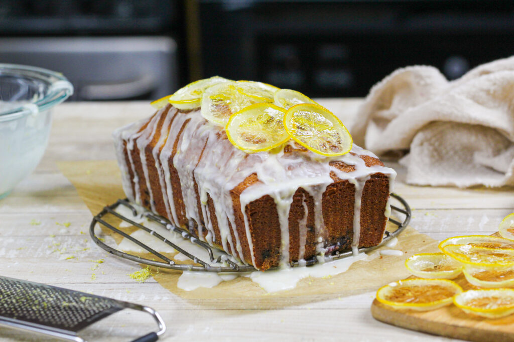 黑莓柠檬面包淋上柠檬汁，上面撒上柠檬糖