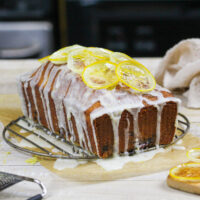 黑莓柠檬面包的图象滴下用柠檬釉和冠上用糖柠檬