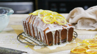 图像的黑莓柠檬面包下毛毛雨用柠檬釉和顶部有蜜饯柠檬