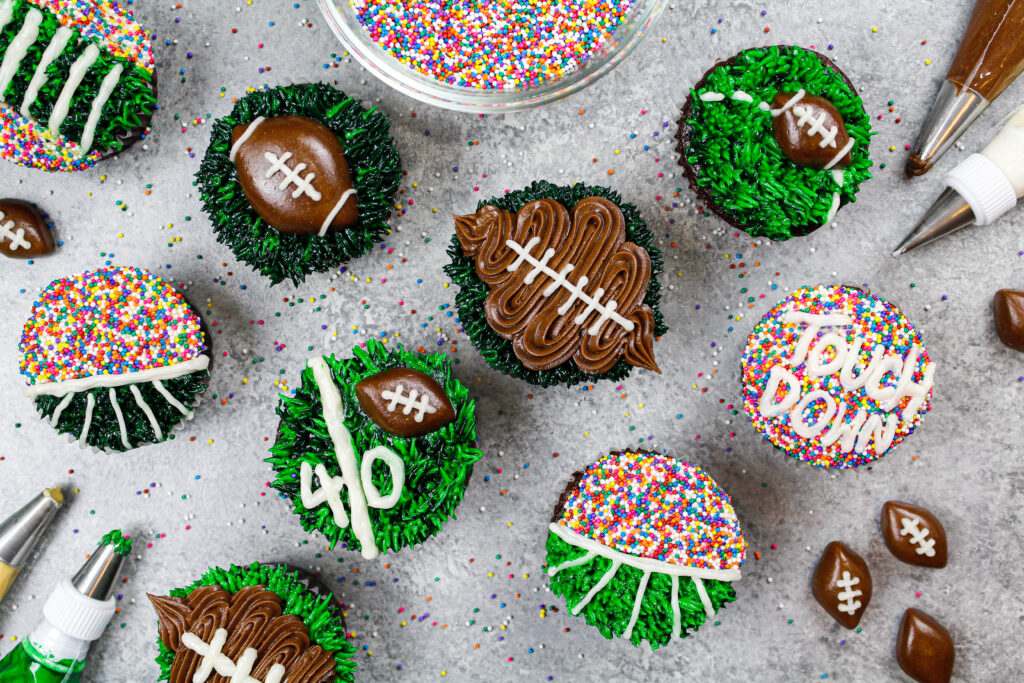 图像的足球超级杯蛋糕装饰着奶油乳酪