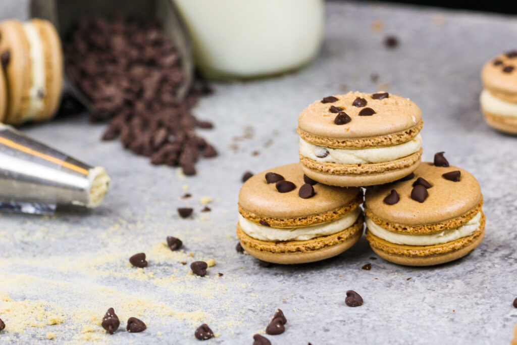 饼干面团马卡龙的图像，里面装满了饼干面团奶油和迷你巧克力片