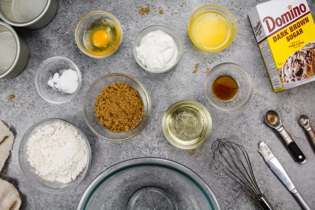 用红糖蛋糕层制作一个可爱的4英寸小蛋糕的配料图