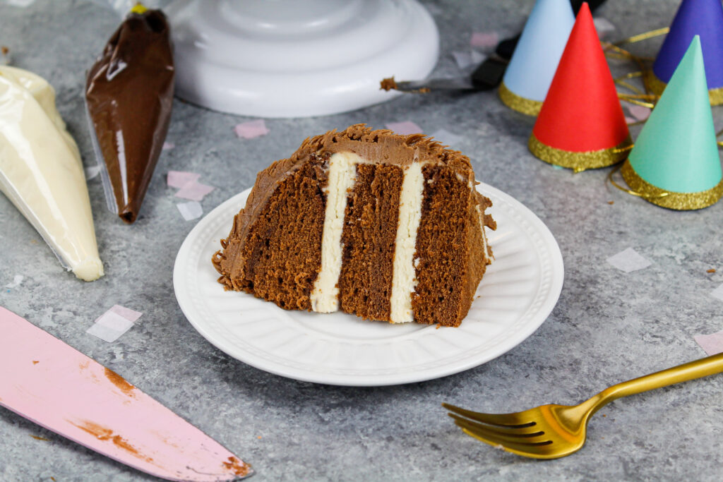 这是一片巧克力蛋糕，里面充满了从树懒蛋糕上切下来的花生酱奶油