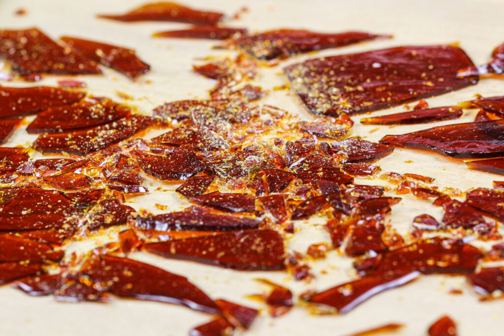 使用只是水和砂糖制造的焦糖糖碎片的图象