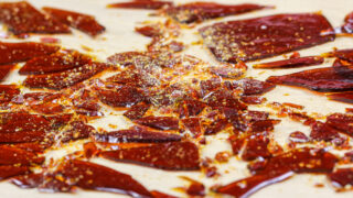 使用只是水和砂糖制造的焦糖糖碎片的图象